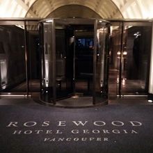 ローズウッドホテルジョージアの入口から入ります