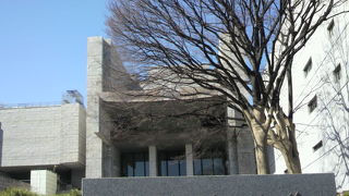 司法の頂点としての最高裁判所は、皇居を望む三宅坂の隼町にあります。