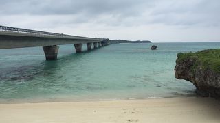 ミルキーブルーが広がる池間大橋