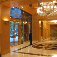 玄関を入るとピカピカの大理石にシャンデリア