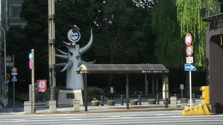 ドラマ「君の名は」で有名な数寄屋橋に、数寄屋橋公園があります。銀座の恋の碑もあります。