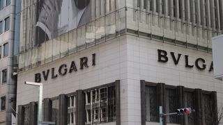 むっちゃ派手。クリスマス時期には巨大な蛇がビルにまとわりついてる。