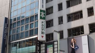 なんとも品のある書店です。展覧会も素敵です。