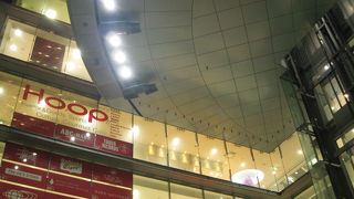 美しいフォルムのファッションビル