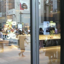 銀座和光の正面入り口の「和光」の文字が見えます。