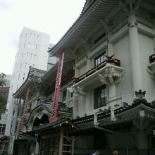 歌舞伎座の正面を南側から見た状況です。