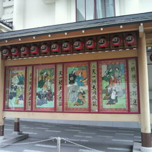 歌舞伎座の演目を示した絵看板です。