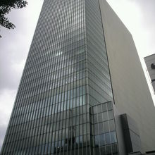 歌舞伎座の東側に建設された歌舞伎座タワーです。