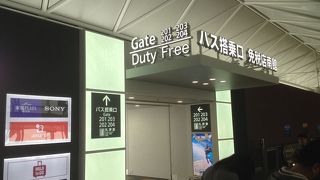 空港一般エリアの他に国際線の制限区域にもあって便利