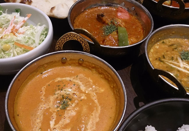 もちもちのナンとスパイス効いたカレー。