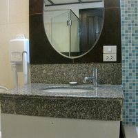 バスルームにはバスタブ&シャワーブースがあります