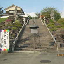 石段を登っていくと本堂があります。