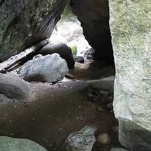 岩のトンネル。宮川散策道の一部です。