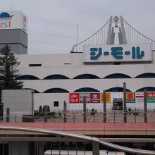 外観は海の波をイメージしたもの