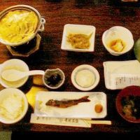 朝食です。山菜の卵とじを自分で作るので楽しめます。