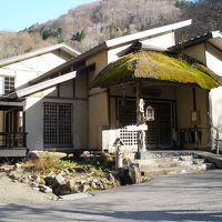 ひなびた風情の外観です。