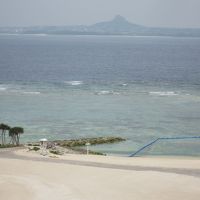 エメラルドビーチの向こうに伊江島