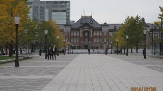 皇居から東京駅に至る幅の広い公園のような通りです。