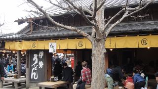 おかげ横丁の賑やかな伊勢うどんのお店