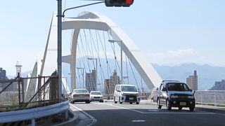 相模大橋完成後、あゆみ橋の位置には簡易な仮設橋「もぐり橋」が架かっていました。