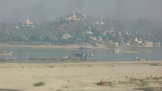 丘全体に仏塔が点在