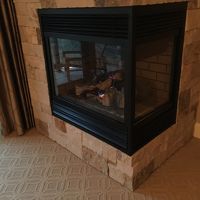 部屋にある暖炉です。スイッチひとつで簡単に点火できます。