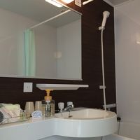 バスルームはコンパクト。