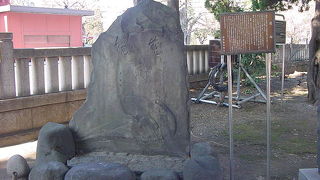 静かな一角に建っています