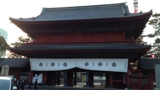 どっしりとした芝のお寺