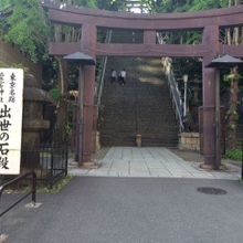 鳥居から石段を見た景色