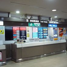 鉄道とバスの券売所が隣同士なのは便利。