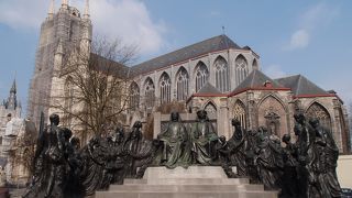 神秘の仔羊をじっくりと観ることができます