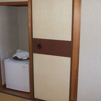 この襖の奥にトイレとお風呂がありました。おもしろい！