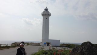 青い海とそよ風の中に立つ白い灯台