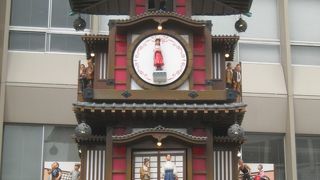 道後温泉駅前の向かい側の広場にあります。