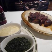 ステーキとマッシュポテトとほうれん草