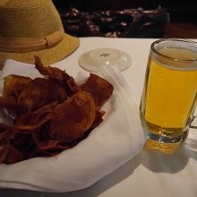 最初に出てくる大量のポテトチップ。厚切りで美味しい。