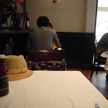 この席と正面の2席がハッピーアワー利用のテーブル席