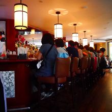 ハッピーアワーで利用されるカウンター席