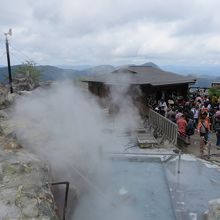 山の上にある黒たまごの売店。ここで黒たまを作っているらしい。