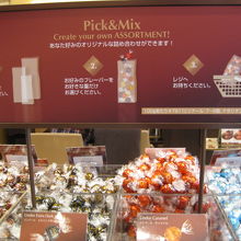 チョコの量り売り。パリよりかなりお高い