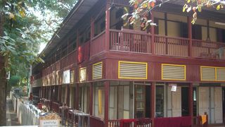 1500人程が修行に励む僧院