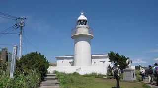 日本で5番目に点灯した西洋式灯台で、そばに「城ケ島灯台　点灯百二十年周年記念碑」があります。