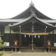 本殿の姿です。重厚な作りです。