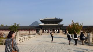 勤政門 --- 韓国･ソウルの『景福宮』にある国重文の大門で、この宮殿の目玉のひとつです。
