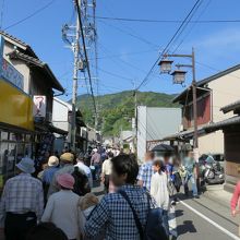 商店街の風景。昔は垂れ幕が有ったのですが。