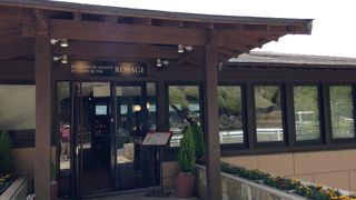 湖畔で楽しむ贅沢なスイーツ