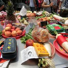 学問の神様のお供え物はネギや大根。受験票のコピーを添えていま