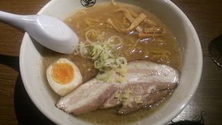 スープをすすると香ばしさが口の中に広がる味噌ラーメン