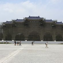 門は工事中でした